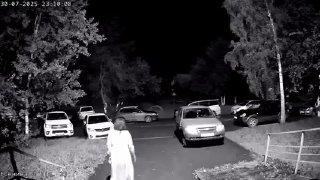 «Ночное привидение»: женщина в белом устроила переполох во дворе на Есенина, 4 в Прокопьевске