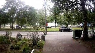 Самая странная авария на самокате — пара из СПб не заметила столб и...