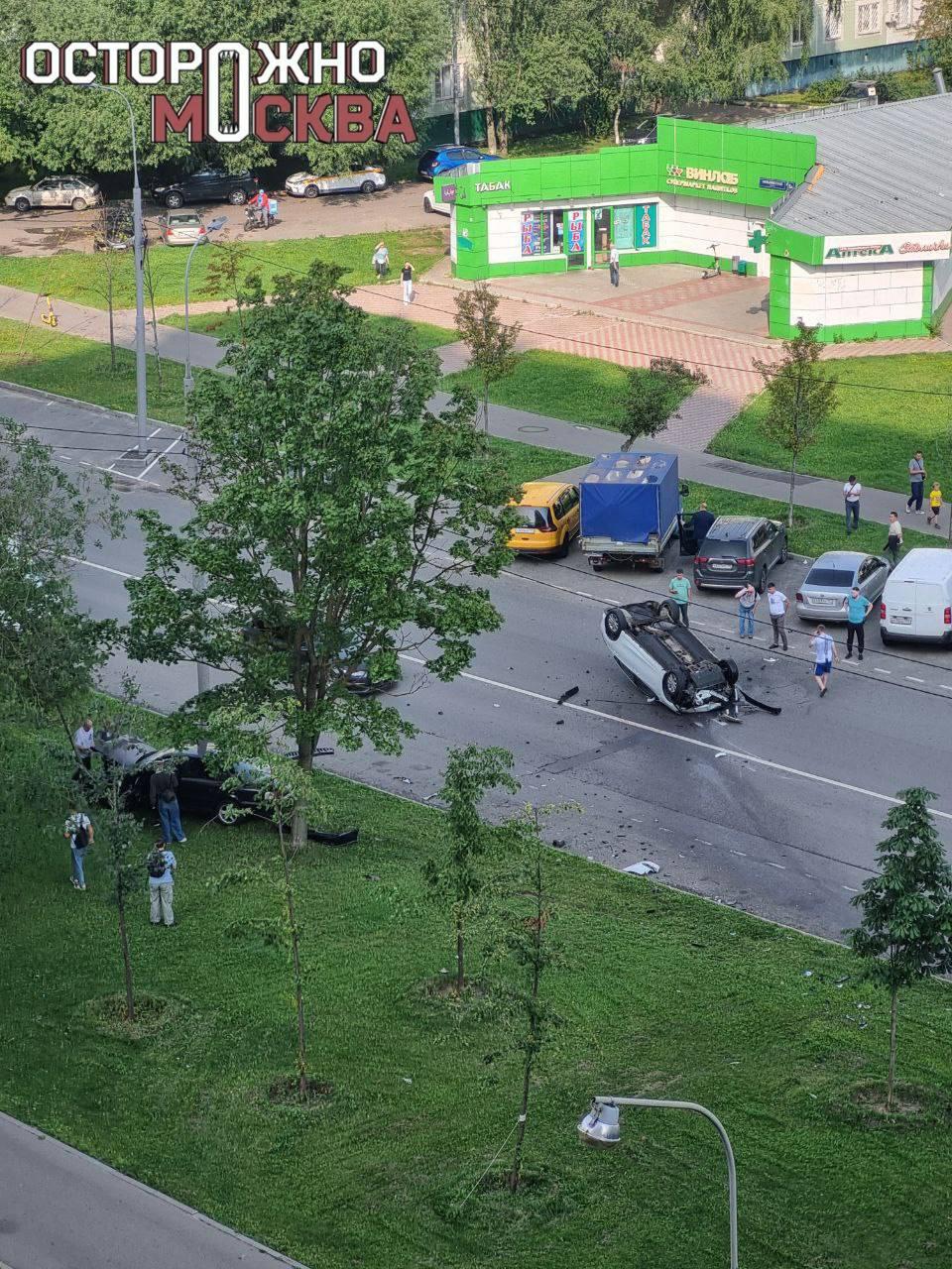 Жесткая авария на юго-западе Москвы: один из автомобилей от удара...