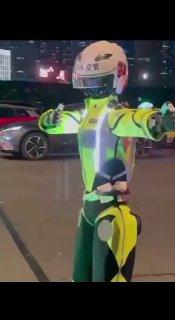 В Шанхае появился робот-автоинспектор по имени «Xiao Hu», который регулирует движение в районе Хуанпу