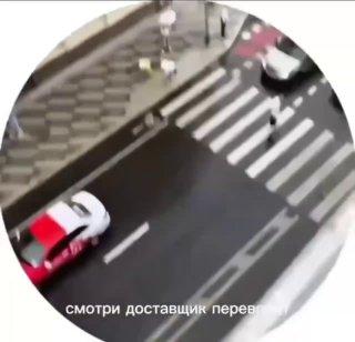 Курьер хотел перевезти москвичку через лужу, но помощь вышла из-под контроля...