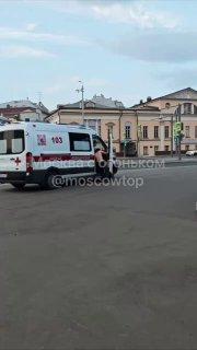 На Яузском бульваре полуголый мужчина пытался напасть на сотрудников скорой...
