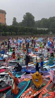 В Петербурге проходит международный костюмированный фестиваль сапсерфинга. В...