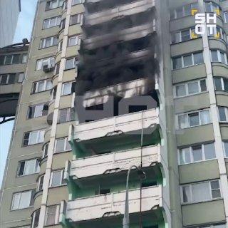 Глухонемую семейную пару с двумя детьми спасли пожарные из полыхающей многоэтажки в московском районе Выхино-Жулебино..