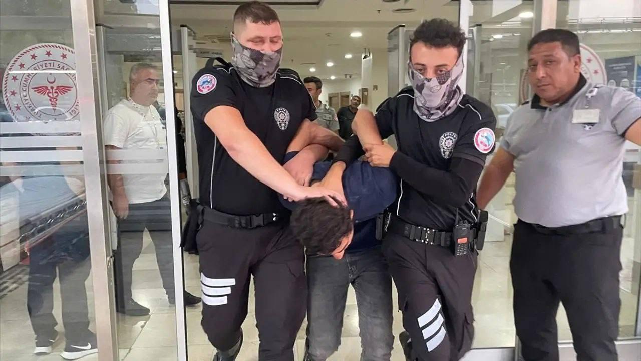 В Турции мужчина страдающий шизофренией нападал с ножом на людей, целясь в шею