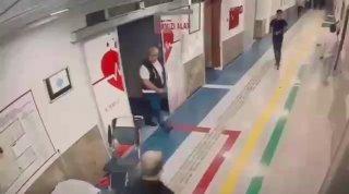 В Турции мужчина страдающий шизофренией нападал с ножом на людей, целясь в шею