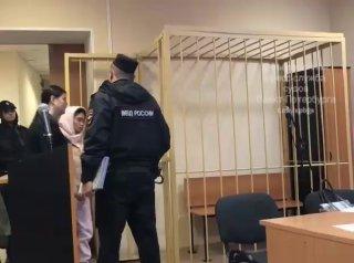 Няню-узбечку приговорили к 1 году колонии-поселения за убийство младенца в Санкт-Петербурге, но в итоге освободили из зала суда