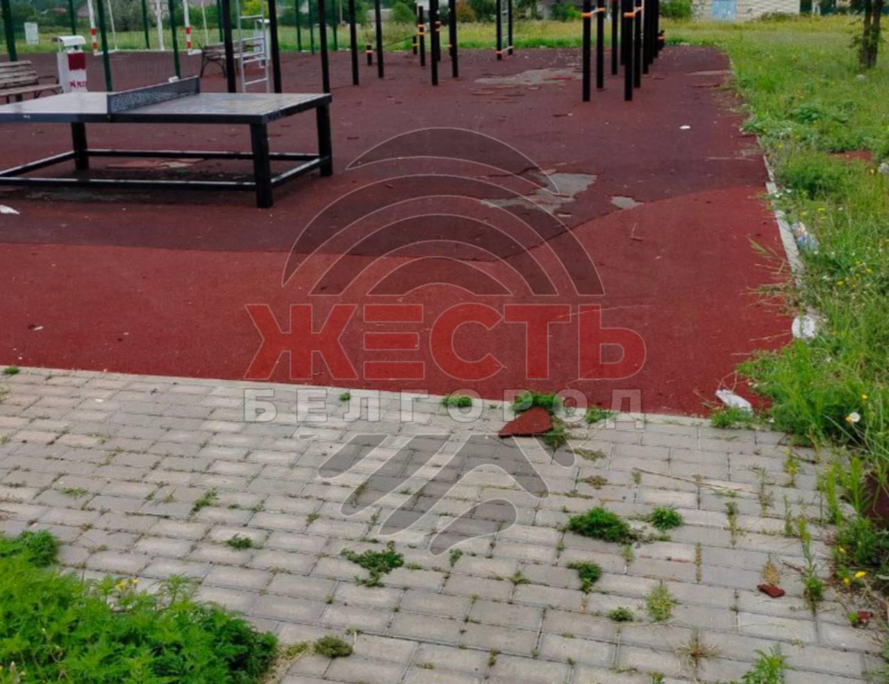 В Белгороде родители бьют тревогу из-за состояния детской площадки у садика 