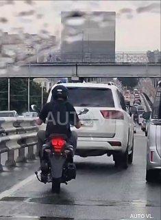 😡 Водитель «трехсотки» с мигалкой нагло объезжает пробки во Владивостоке, прикинувшись машиной спецслужб