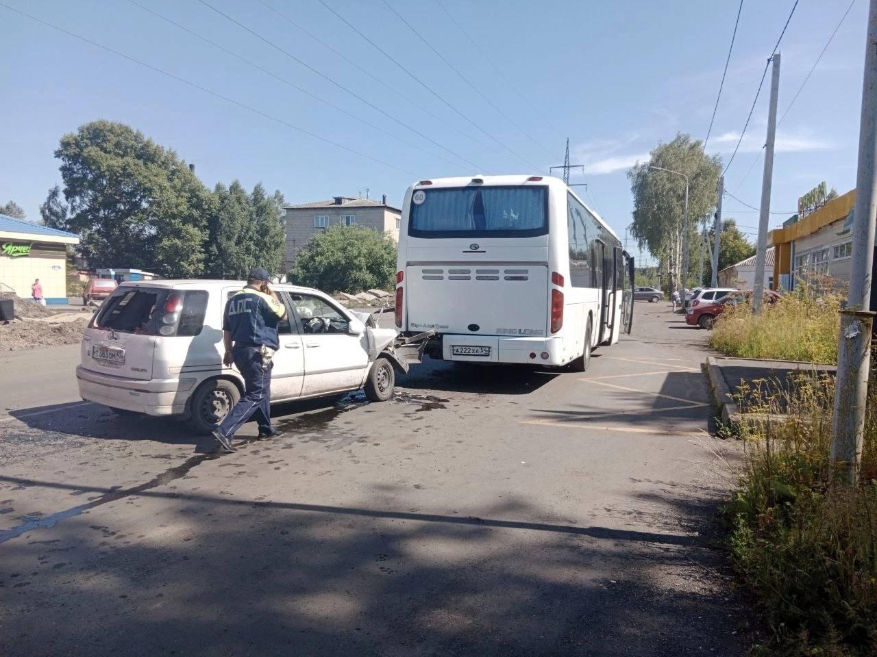 Автомобиль влетел в автобус в Анжеро-Судженске на остановке Куйбышева. О...