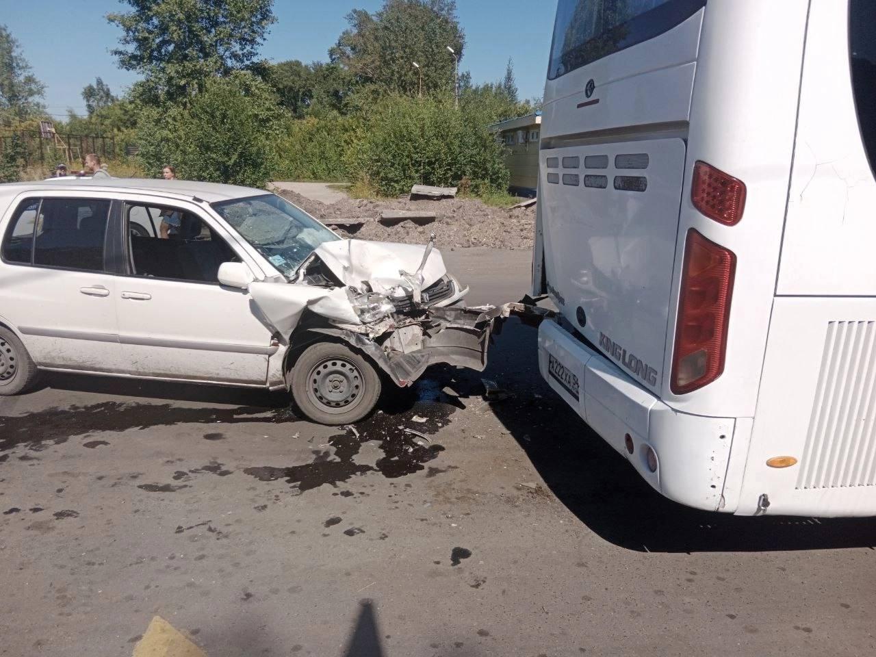 Автомобиль влетел в автобус в Анжеро-Судженске на остановке Куйбышева. О...