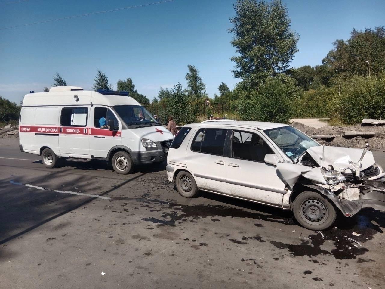 Автомобиль влетел в автобус в Анжеро-Судженске на остановке Куйбышева. О...