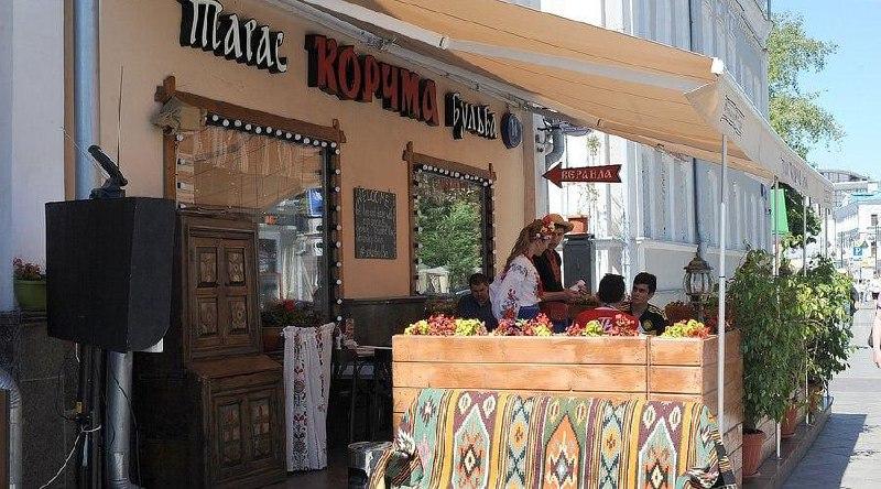 Официант украинского ресторана в Москве подал кусок сала и шоты гостям-мусульманам в качестве комплимента от заведения, после чего начальство устроило ему выволочку и потребовало извиниться