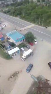 😰🫣В Приморье мужчина раскрасил свои серые будни лазанием на опоры ЛЭП — видео от первого лица
