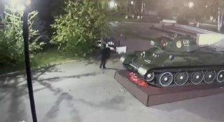 В сквере имени 40-летия Победы в Великой Отечественной войне города Саянска,...