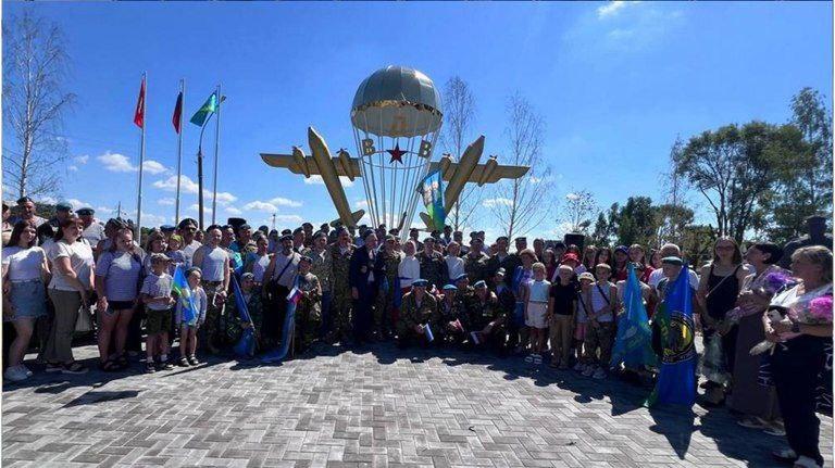 В Климовском районе Брянской области открыли сквер и памятный знак к 95-летию ВДВ.