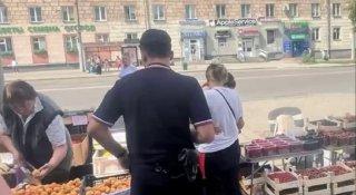 На привокзальной площади у ТЦ «Экспресс» в Новокузнецке прошёл очередной рейд против незаконной торговли