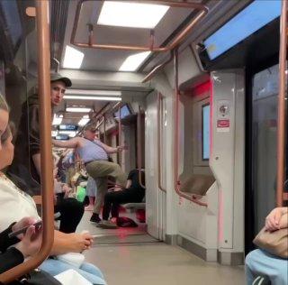 Полиция начала проверку после видео, где мужчина, одетый в тельняшку, пинает в метро Москвы спящего пассажира