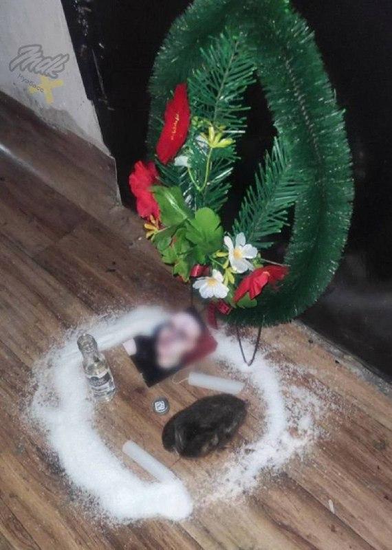 В Новокузнецке местные ведьмы перепугали жителей подъезда. У двери одной из...