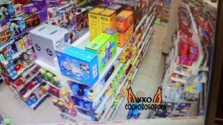 В Сосновоборске ребёнок украл игрушки из сетевого магазина детских товаров.
