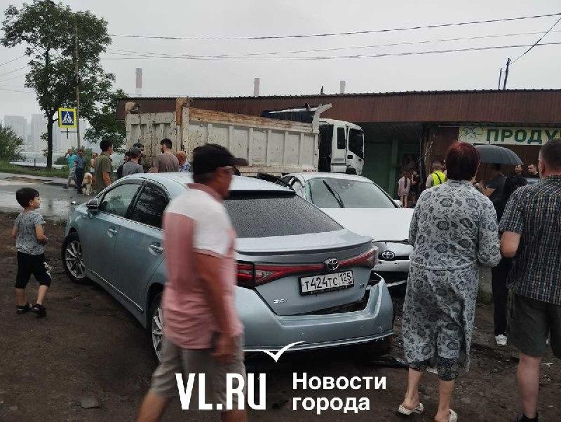 💀На остановке Фарфоровый завод во Владивостоке самосвал протаранил автобусную остановку.