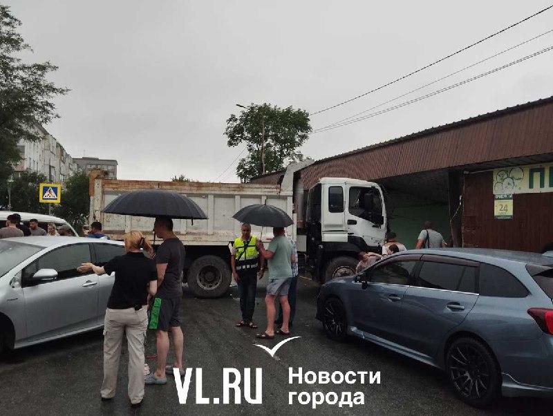 💀На остановке Фарфоровый завод во Владивостоке самосвал протаранил автобусную остановку.