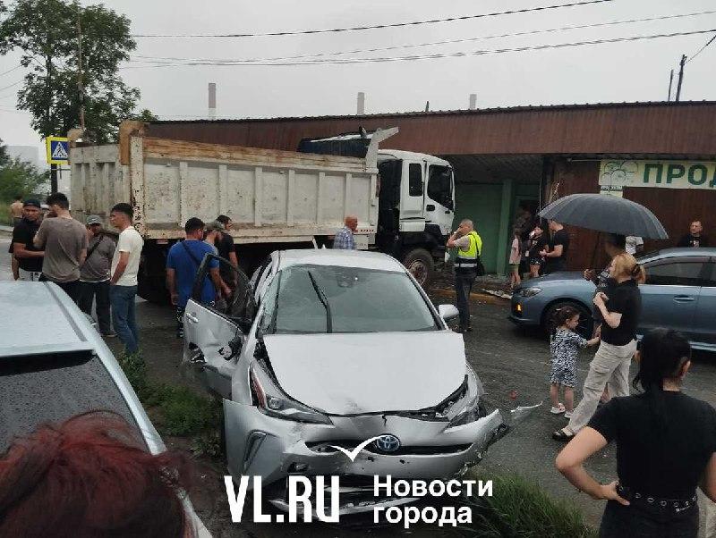 💀На остановке Фарфоровый завод во Владивостоке самосвал протаранил автобусную остановку.