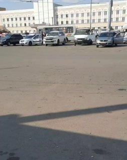 На вокзале сегодня настоящий транспортный коллапс! В течение целого часа...