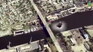 Видео повторных ударов КАБами по мосту в Корабельном районе Херсона