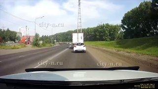 В Новокузнецке водитель на Тойоте нагло объехал пробку по обочине, засыпав пылью других автомобилистов.