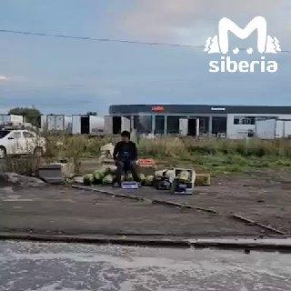 Жительница Хилка разнесла точку нелегального торговца в Новосибирске.