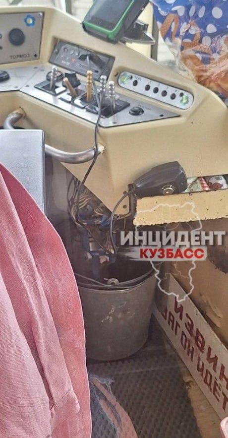 Перемотанный изолентой трамвай шокировал кемеровчан