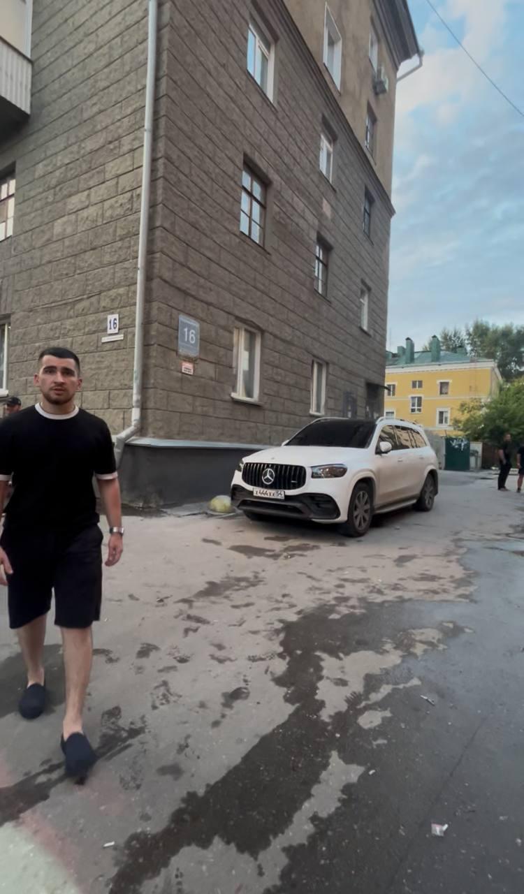 У клуба Небар группа агрессивных парней нерусской национальности устроила драку с оружием