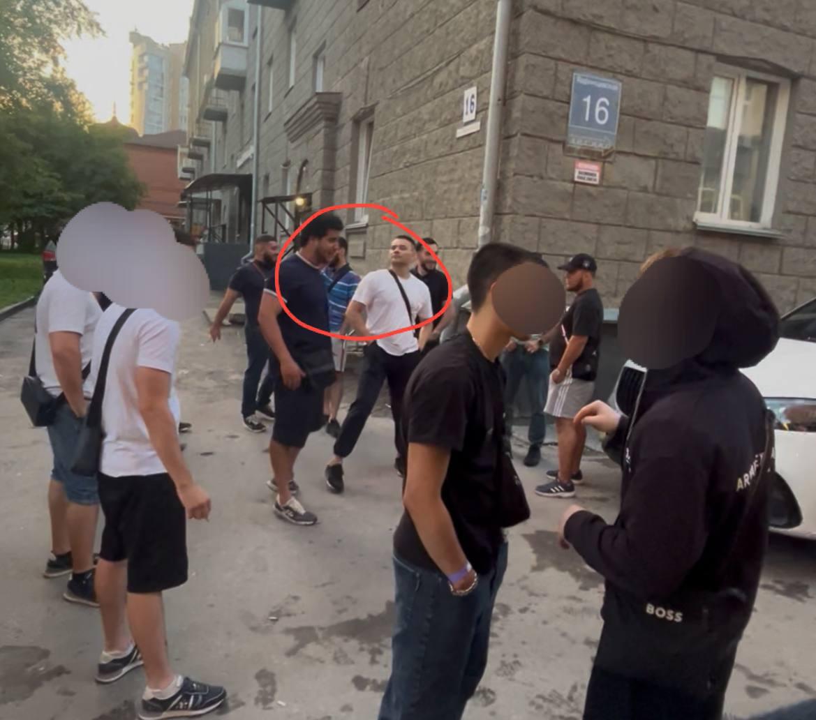 У клуба Небар группа агрессивных парней нерусской национальности устроила драку с оружием