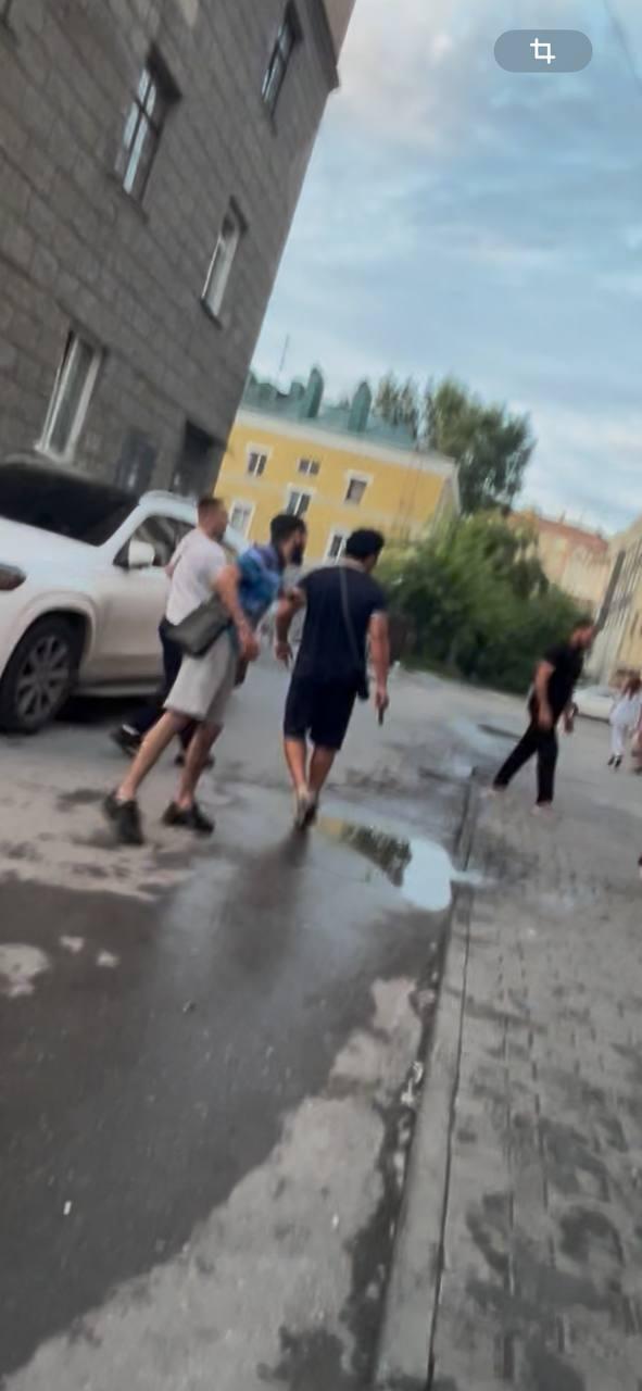 У клуба Небар группа агрессивных парней нерусской национальности устроила драку с оружием