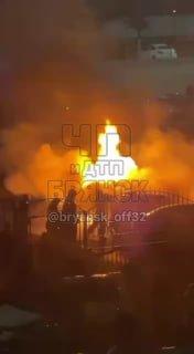 Сегодня ночью около 28 школы сгорел автомобиль 🇷🇺 Источник: ЧП Брянск