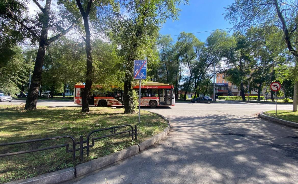 В Абакане произошло падение пассажира в троллейбусе