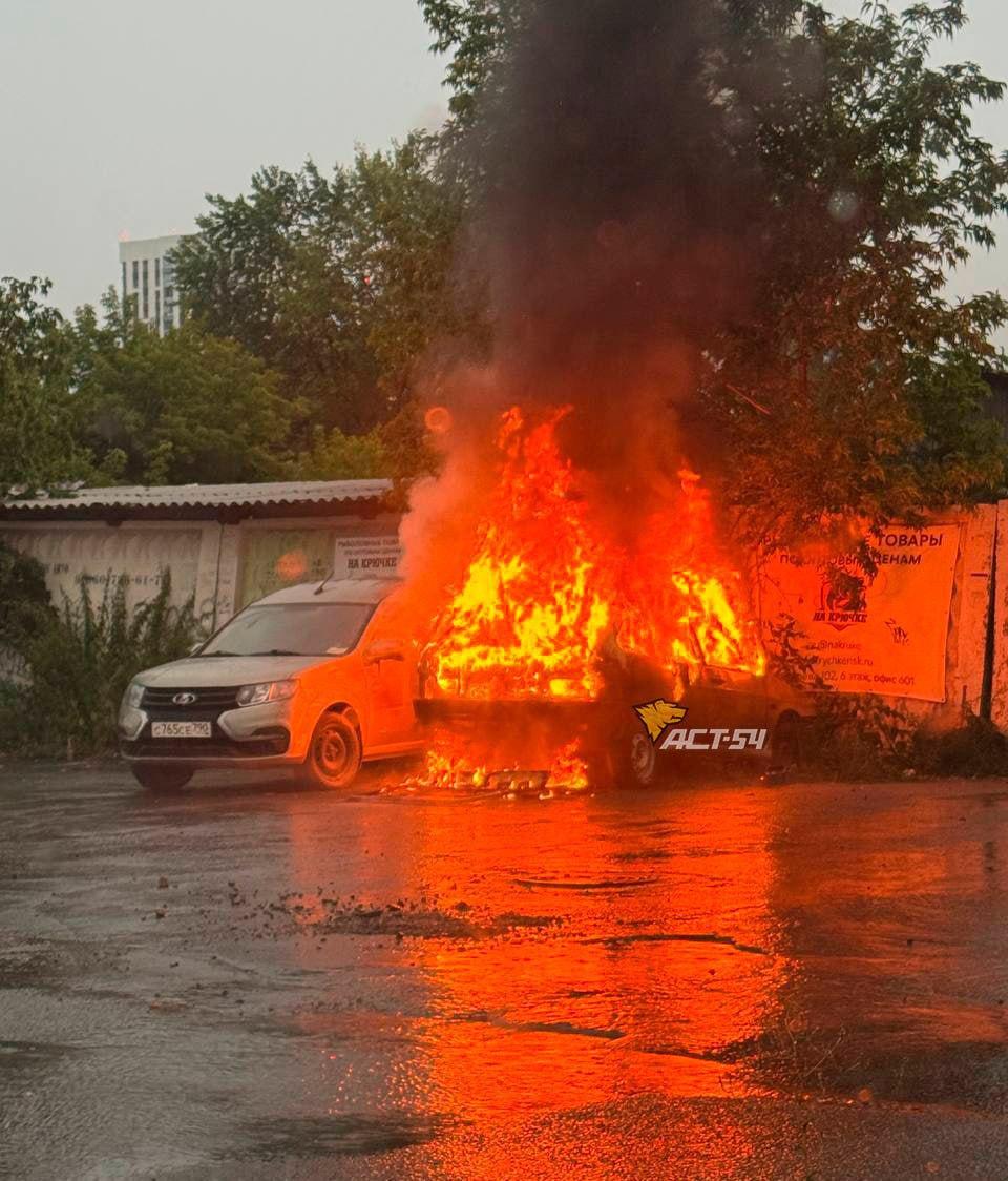 Мужчина сгорел в автомобиле сегодня на Писарева, 102.