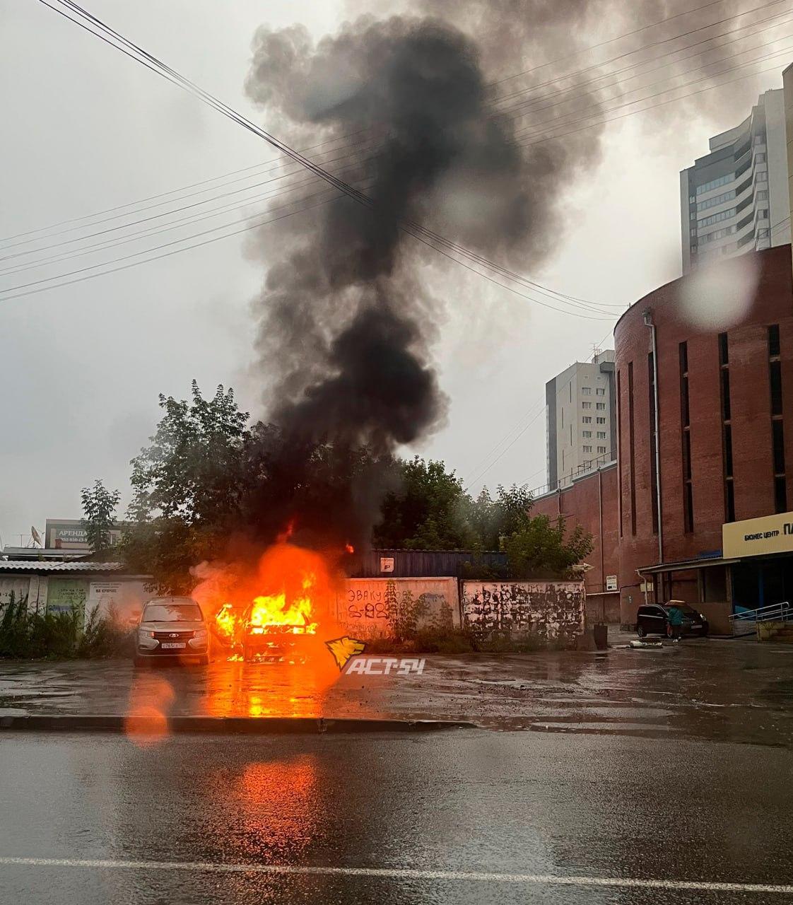 Мужчина сгорел в автомобиле сегодня на Писарева, 102.