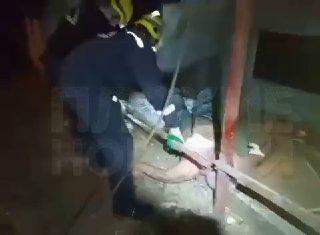 В Краснодаре мужчина решил расслабиться с алкоголем в выходной, но упал грудью на прут арматуры