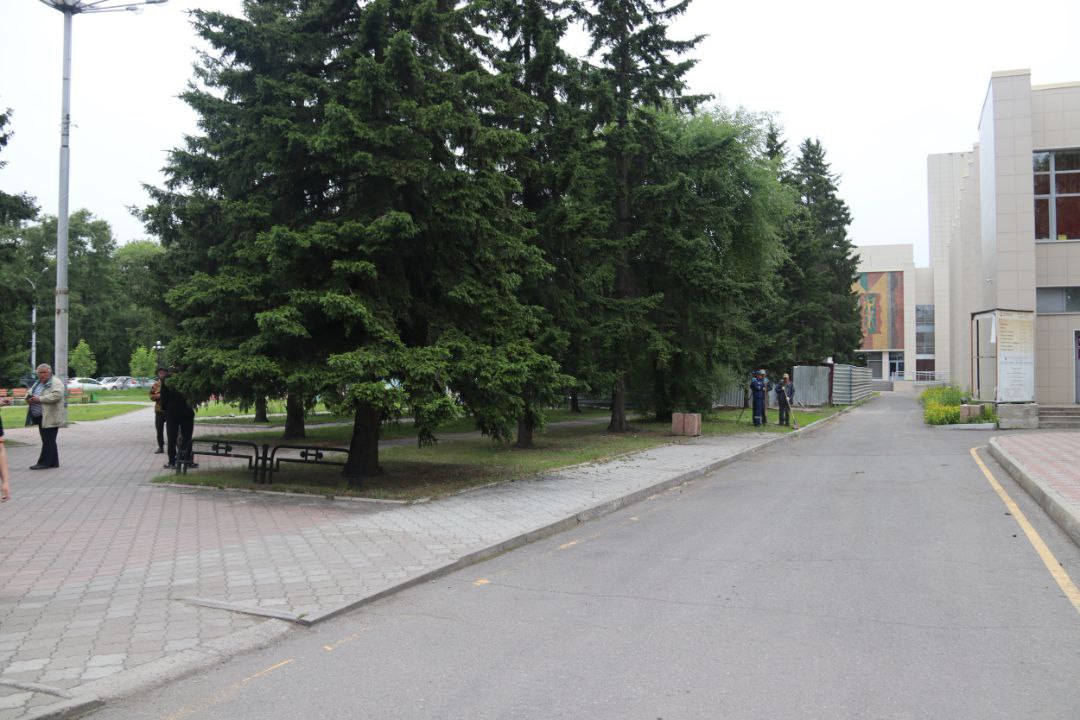 На Театральной площади демонтируют плитку. Скамейки и...