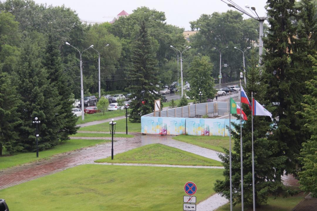 На Театральной площади демонтируют плитку. Скамейки и...