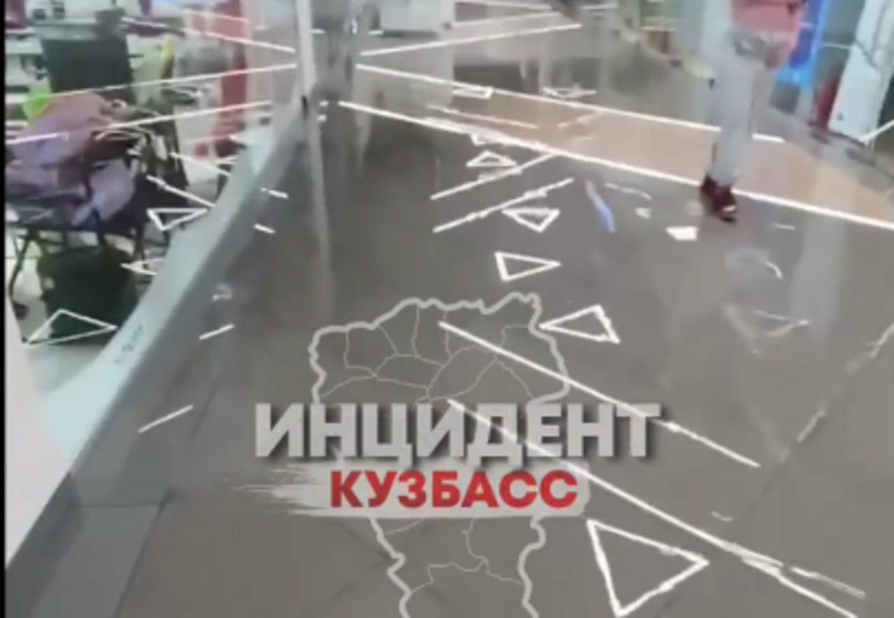 Фонтан забил из-под пола: потоп произошел в кемеровском ТЦ