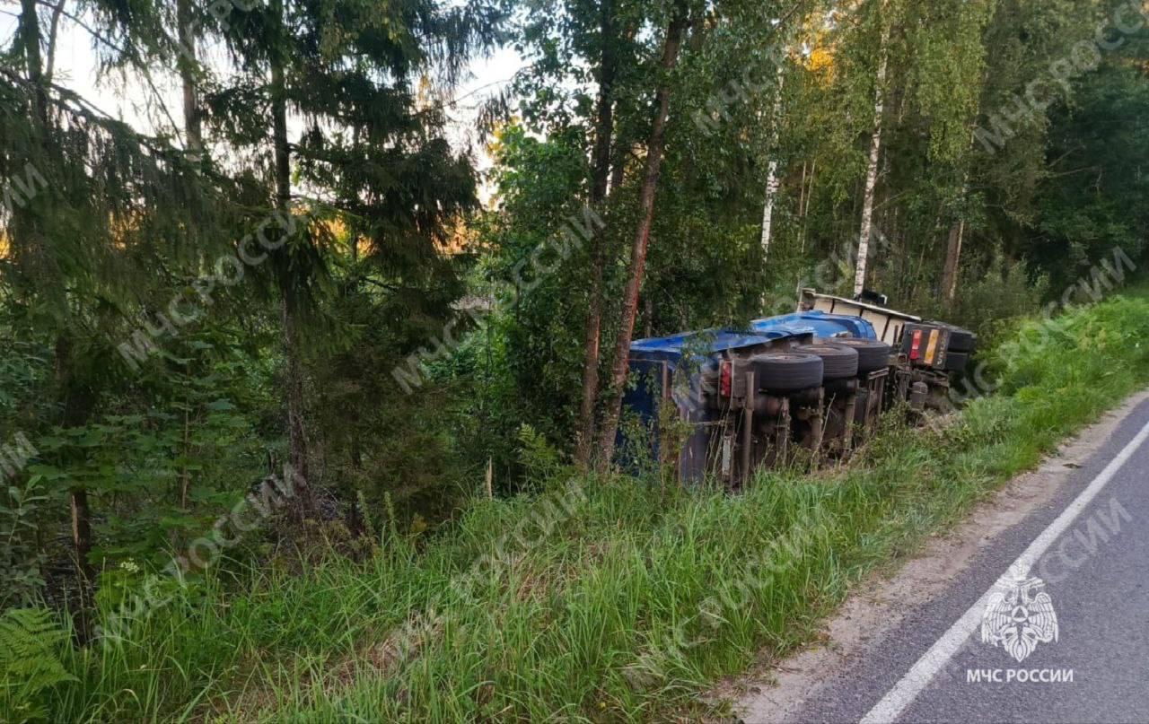 Вчера вечером в Брянском районе с дороги слетел грузовик