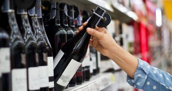 В Подмосковье с 1 сентября запретили продажу алкоголя во дворах жилых домов — соответствующий закон принят Мособлдумой.