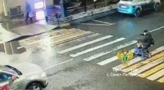 На петербуржца возбуждено уголовное дело за нападение на мужчину на самокате....