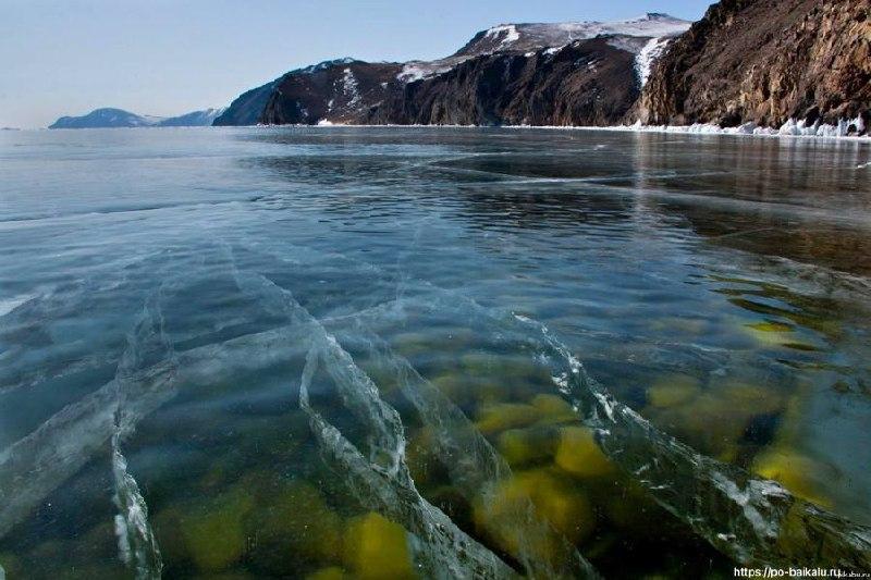 Вода Байкала отличается необыкновенной чистотой и прозрачностью Белый диск...