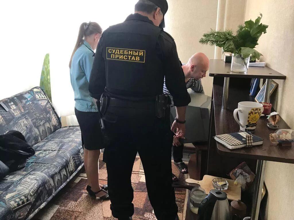 Судебные приставы пришли домой: что делать и как защитить свои права