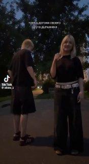 У зумеров появился очередной тренд в TikTok, называется — «догони друга с ДЦП».