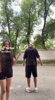 У зумеров появился очередной тренд в TikTok, называется — «догони друга с ДЦП».